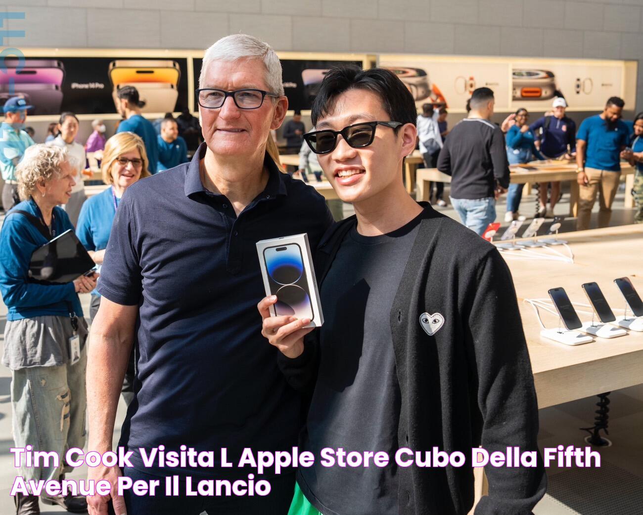 Tim Cook visita l’Apple Store Cubo della Fifth Avenue per il lancio