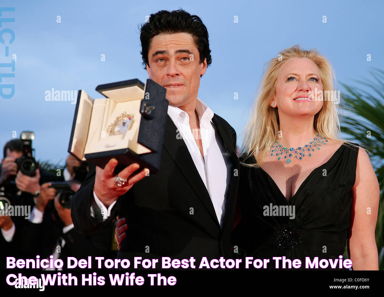 Benicio Del Toro for Best Actor for the movie 'Che' with his wife The