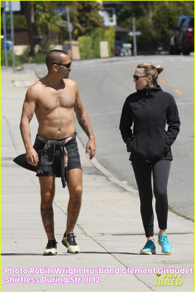 Photo robin wright husband clement giraudet shirtless during stroll 12